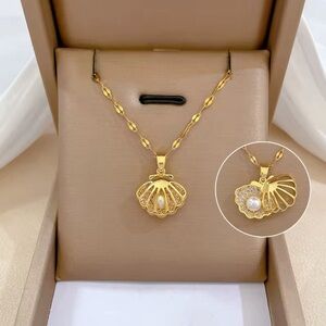 Shell & Pearl Pendant Necklace 18K Gold Plated Stainless Steel